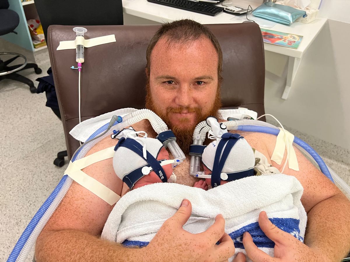 Axel and Archer in NICU after arriving at 25 weeks in September 2021