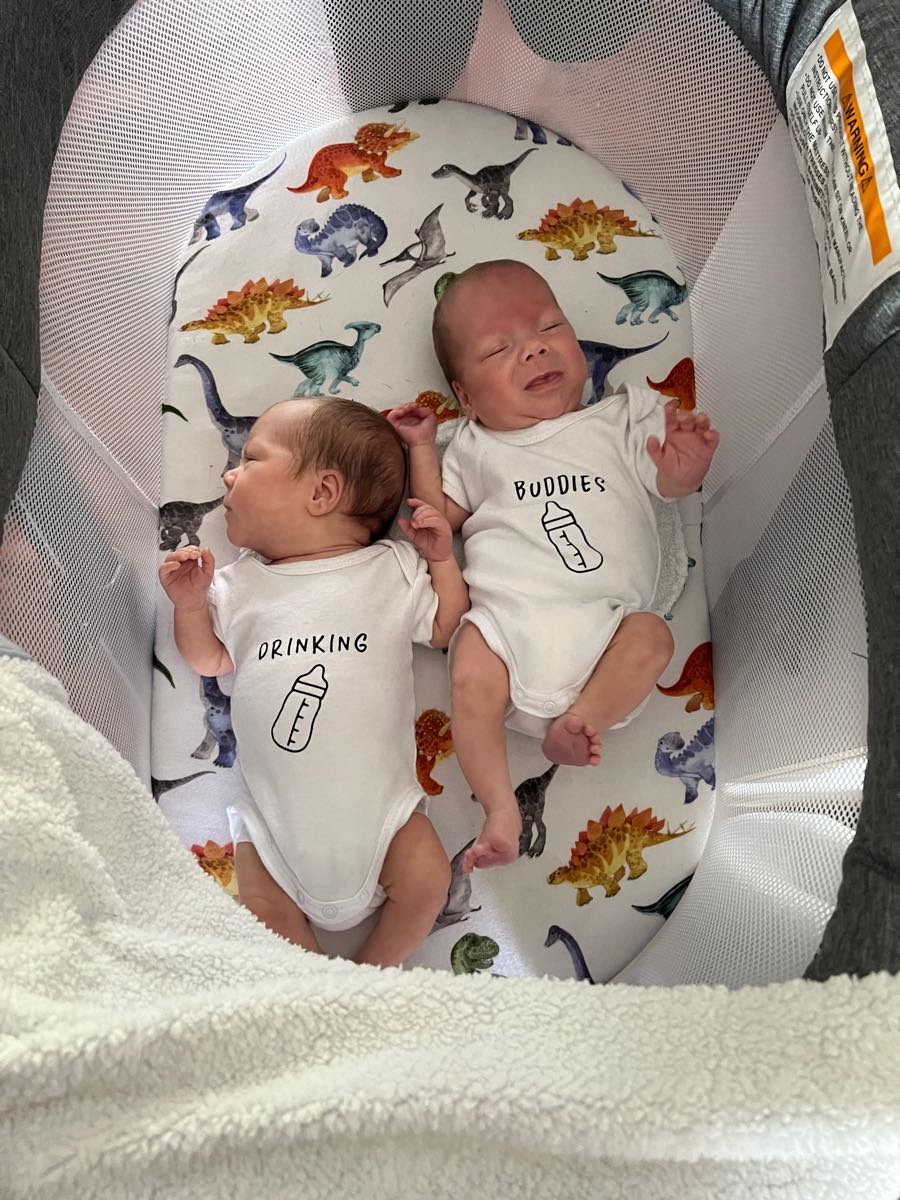 Axel and Archer in NICU after arriving at 25 weeks in September 2021